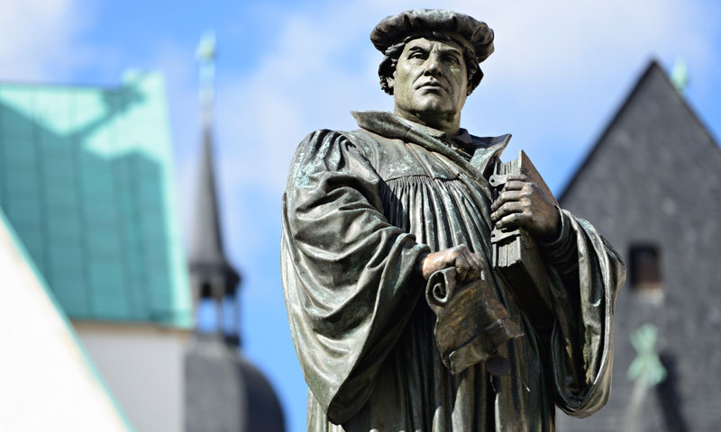 Luther Márton szobra a németországi Eisleben városában