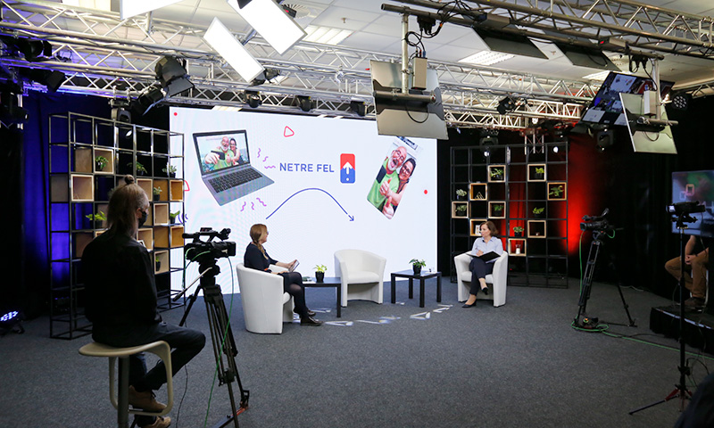 Karas Monika, az NMHH elnöke és Borbás Marcsi televíziós személyiség beszélget az NMHH Netre fel! programjának sajtótájékoztatóján 2021. április 29-én