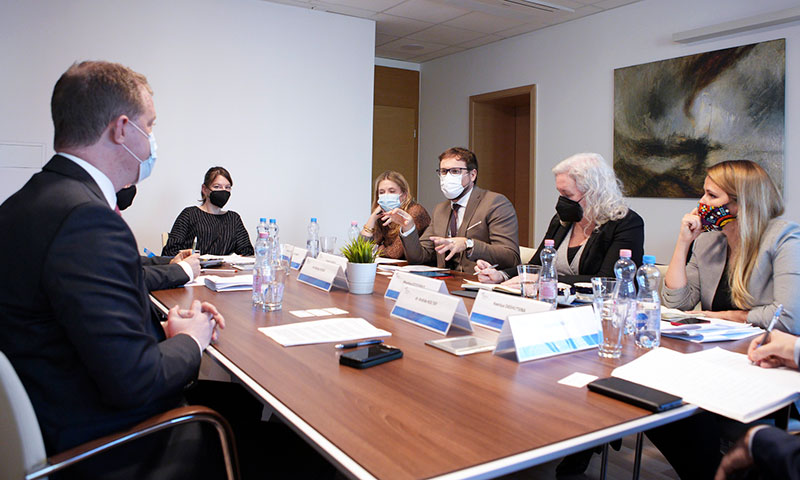 Koltay András, az NMHH elnöke (balra) Vladimir Miszevet, az EBESZ ODIHR vezető tanácsadóját hallgatja 2022. január 19-én Budapesten, az NMHH Ostrom utcai székházában